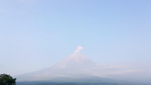 Gunung Semeru Erupsi Pagi Ini, Warga di Radius 5 Km Diimbau Waspada Lontaran Batu