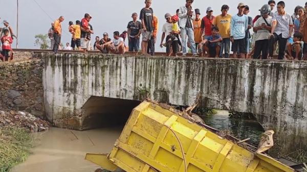 Truk tertabrak kereta Truk bermuatan tanah tertabrak Kereta Api (KA) Manahan tujuan Solo - Jakarta di pelintasan tanpa palang pintu, Brebes, Jawa Tengah, Kamis (15/2/2024). (Foto: Yunibar).