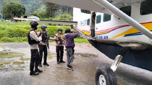 KKB tembak pesawat Pesawat Asia One Air PK-LTF ditembak Kelompok Kriminal Bersenjata (KKB) di Bandara Milawak, Distrik Beoga, Kabupaten Puncak, Papua Tengah, Jumat (16/2/2024). (Foto: Polda Papua).