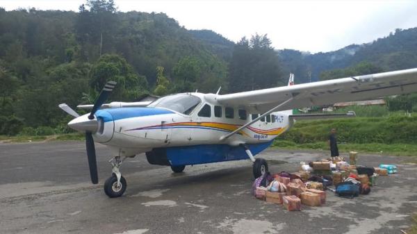 Pesawat Asia One Air Pesawat Asia One Air PK-LTF menjadi sasaran tembakan Kelompok Kriminal Bersenjata (KKB) saat akan mendarat di Bandara Milawak Beoga, Papua Tengah, Jumat (16/2/2024). (Foto: Polda Papua).