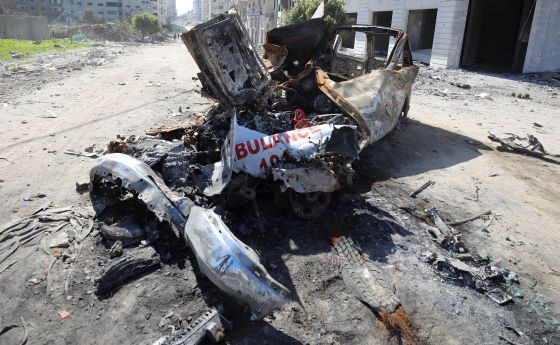 Mobil ambulans yang hendak mengevakuasi Hind Rajab hancur ditembak Israel (Foto: Reuters)