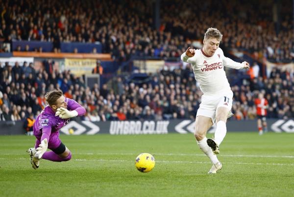 Striker Manchester United Rasmus Hojlund (kanan) Striker Manchester United Rasmus Hojlund (kanan) melepaskan tembakan yang menjebol gawang Luton Town pada Liga Inggris 2023-2024 di  Kenilworth Road, Luton, Senin (19/2/2024) dini hari WIB. (Foto: REUTERS)