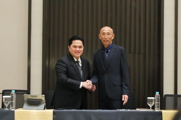 Ketua Umum PSSI Erick Thohir (kiri), resmi memperkenalkan Satoru Mochizuki sebagai pelatih Timnas Wanita Indonesia di Menara Danareksa, Jakarta, Selasa (20/2/2024). (Foto: PSSI)