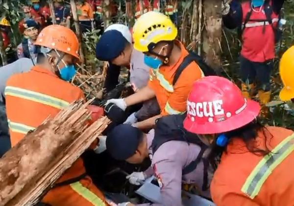 Tim gabungan Basarnas Ternate mengevakuasi tiga kru helikopter yang jatuh di hutan Halmahera Tengah, Maluku Utara, rabu (21/2/2024). (Foto: iNews)