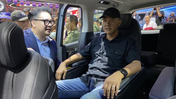 Ganjar Pranowo Sambangi IIMS 2024, Mau Beli Mobil Baru?