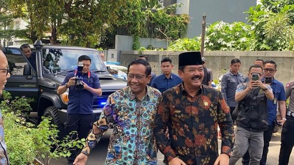 Mahfud MD menyambut Hadi Tjahjanto di rumahnya (Foto: Riana Rizkia)