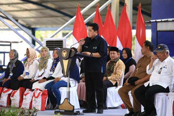Menteri BUMN Erick Thohir di Lapangan Pallantikang, Kabupaten Maros, Sulawesi Selatan. (Foto: dok PNM)