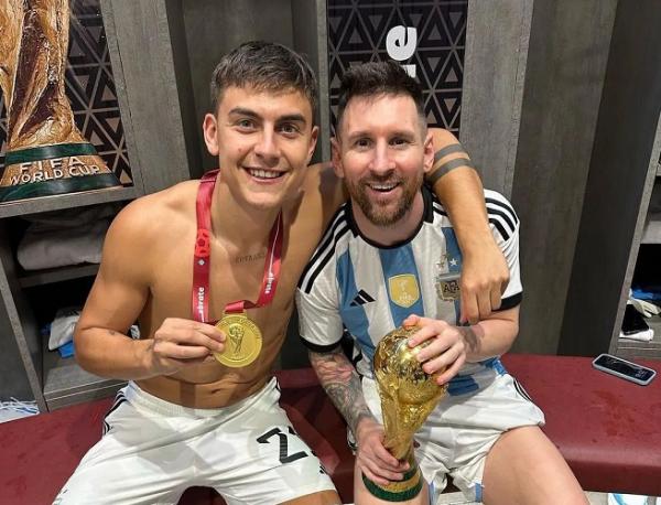 Paulo Dybala memenangkan trofi Piala Dunia 2022 bersama Lionel Messi di Timnas Argentina. (Foto: Instagram @l_eo.messi.10)