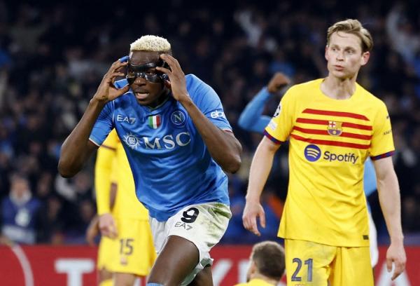 Striker Napoli Victor Osimhen merayakan golnya ke Striker Napoli Victor Osimhen merayakan golnya ke gawang Barcelona pada leg pertama 16 besar Liga Champions 2023-2024 di Stadio Diego Armando Maradona, Naples, Italia, Kamis (22/2/2024) dini hari WIB. (Foto: REUTERS)