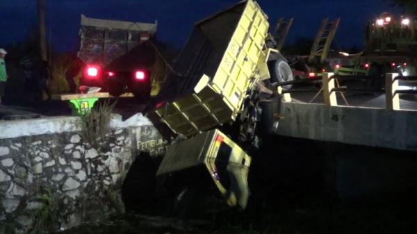 Evakuasi truk terjun ke sungai di kawasan Giobos 11, Palangka Raya, Kalimantan Tengah menghebohkan warga sekitar, Kamis (22/2/2024). (Foto: Ade Sata).