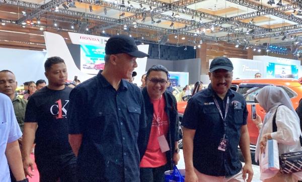 Ganjar Pranowo Kunjungi IIMS 2024, Pantau Teknologi Otomotif Terkini