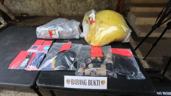 Pria Gay Tewas Lemas Dililit Lakban di Cianjur Barang Bukti Pria Gay Tewas Lemas Dililit Lakban di Hotel Cianjur (Foto: iNews/Ricky Susan)