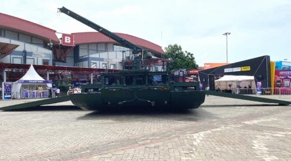 Mobil Amfibi Raksasa Ponton Mejeng di IIMS 2024, Dibawa dari Bandung ...