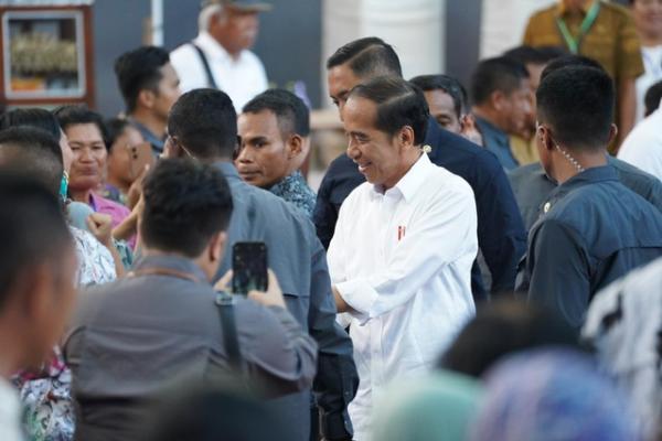 Jokowi menemui 3.000 nasabah PNM Mekaar Jokowi menemui 3.000 ibu-ibu nasabah Mekaar di GOR Dua Saudara, Kota Bitung, Manado, Sulawesi Utara. (Foto: dok PNM)