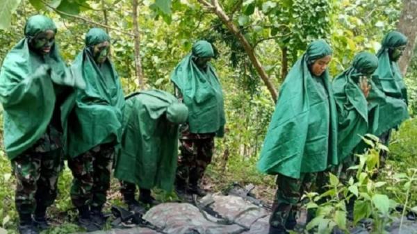 Luar Biasa Serdadu Wanita Tni Au Sholat Di Samping Senjata Dalam Hutan