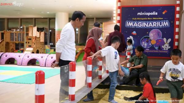 Momen Jokowi Temani 5 Cucu Main di Playground Mal Jakarta