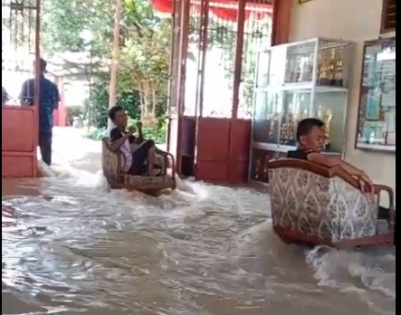 Banjir merendam SMPN 5 Brebes imbas meluapnya Sungai Pemali akibat tanggul jebol, Senin (26/2/2024). (Foto: ist)