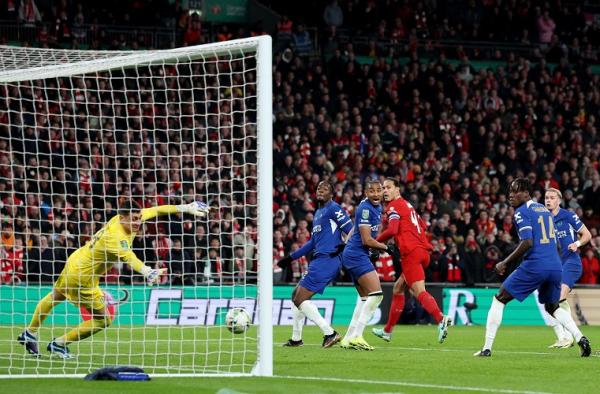 Sundulan Virgil van Dijk membawa Liverpool menang 1-0 atas Chelsea pada final Piala Liga Inggris 2023-2024 di Stadion Wembley, London, Senin (26/2/2024) dini hari WIB. (Foto: REUTERS)