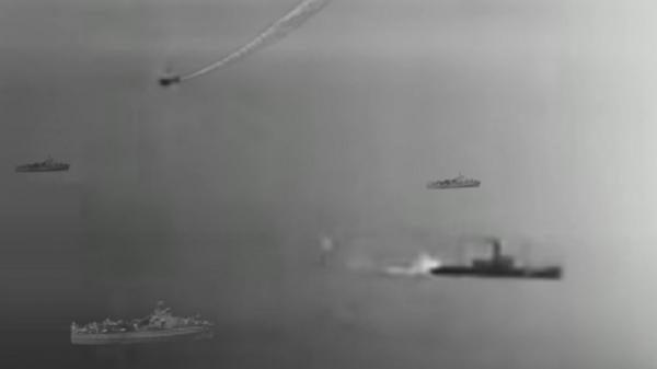 Pesawat B-26 Permesta ditembak jatuh oleh kapal-kapal ATG-21 dan pilot Allen Pope ditawan di RI Sawega. (Foto: TNI AL).