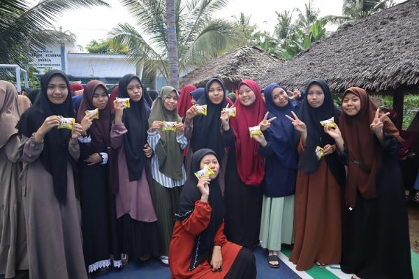 Siswa-siswi Pondok Pesantren Babussalam nikmati es krim Aice. (Foto: dok Aice)