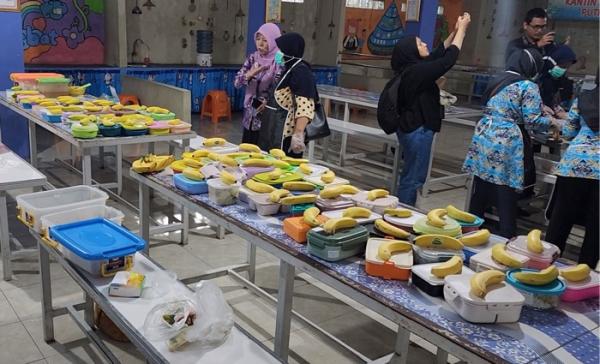 bekal makan siang gratis di SMPN2 Curug (iqbal dwi)