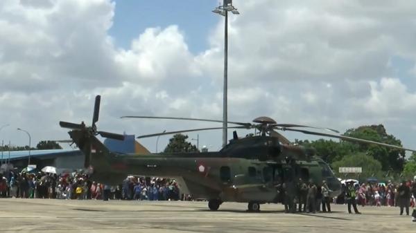 TNI Angkatan Udara (AU) memamerkan helikopter di Bandara Hang Nadim, Batam, Kepulauan Riau, Kamis (29/2/2024). (Foto: Gusti Yennosa).