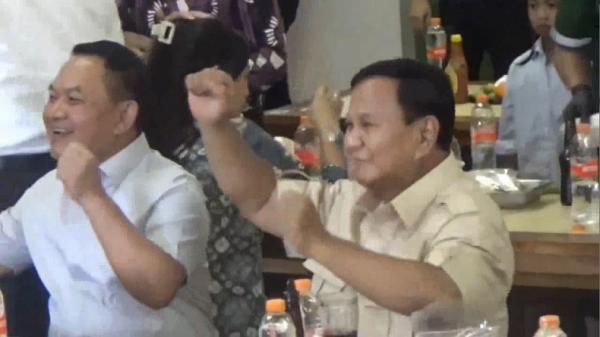 Mampir Di Rumah Makan Bakso Mang Uka Prabowo Nyanyi Dan Joget Bareng