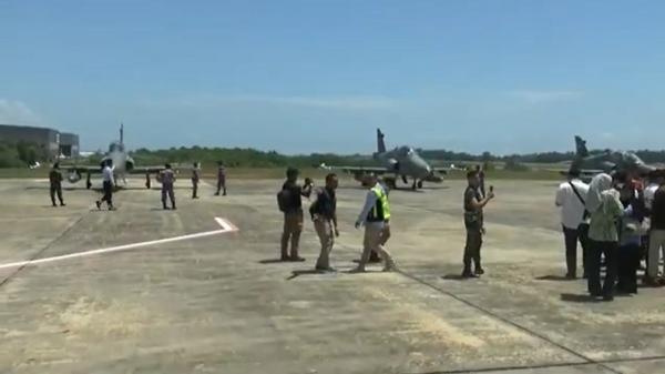 Pesawat tempur Hawk TNI Angkatan Udara (AU) memamerkan tiga pesawat tempur jenis Hawk di Bandara Hang Nadim, Batam, Kepulauan Riau, Kamis (29/2/2024). (Foto: Gusti Yennosa).