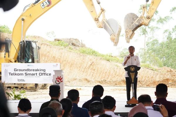 Presiden RI Joko Widodo memberikan sambutan saat acara Groundbreaking Telkom Smart Office di Kawasan Ibu Kota Nusantara (IKN). (Foto: dok Telkom)