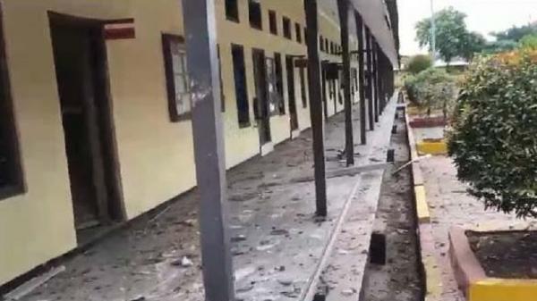 Kondisi kerusakan usai ledakan di kompleks Detasemen Gegana Mako Brimob Polda Jatim, Jalan Gresik, Surabaya, Senin (4/3/2024). (Foto: MPI/Masdarul Kh)