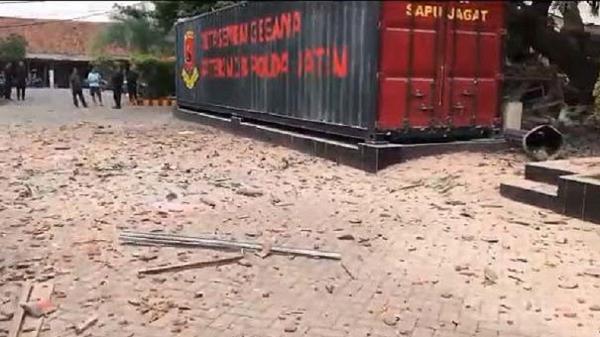 Kondisi kerusakan usai ledakan di kompleks Detasemen Gegana Mako Brimob Polda Jatim, Jalan Gresik, Surabaya, Senin (4/3/2024). (Foto: MPI/Masdarul Kh)