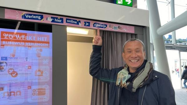 Latief Siregar menunjukkan beberapa kata dalam bahasa Belanda yang diserap dalam bahasa Indonesia,  yang ditemukannya saat liburan di Utrecht, Belanda. (Foto: Istimewa/Latief Siregar)