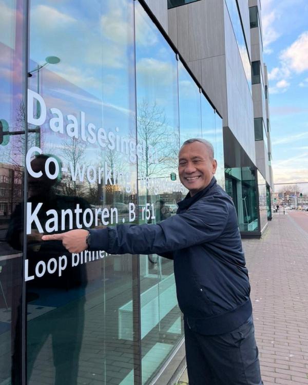 Latief Siregar menunjukkan beberapa kata dalam bahasa Belanda yang diserap dalam bahasa Indonesia,  yang ditemukannya saat liburan di Utrecht, Belanda. (Foto: Istimewa/Latief Siregar)