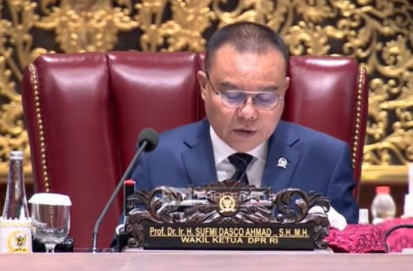 Wakil Ketua DPR Sufmi Dasco Ahmad membacakan penerimaan berkas naturalisasi Ragnar Oratmangoen, Thom Haye dan Maarten Paes dalam Rapat Paripurna DPR di Gedung DPR RI, Jakarta, Selasa (5/3/2024) pagi. (Foto: Youtube TVR Parlemen)