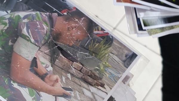 Berikut penampakan foto-foto ditusuk jarum dan dicoret tinta merah yang ditemukan di rumah terduga dukun santet di Tangsel. (Foto: Hambali)