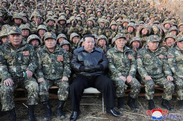 Kim Jong Un juga menyempatkan berfoto bersama para prajuritnya di salah satu pangkalan militer utama di wilayah barat negara itu, Rabu (6/3/2024). (Foto: Reuters)
