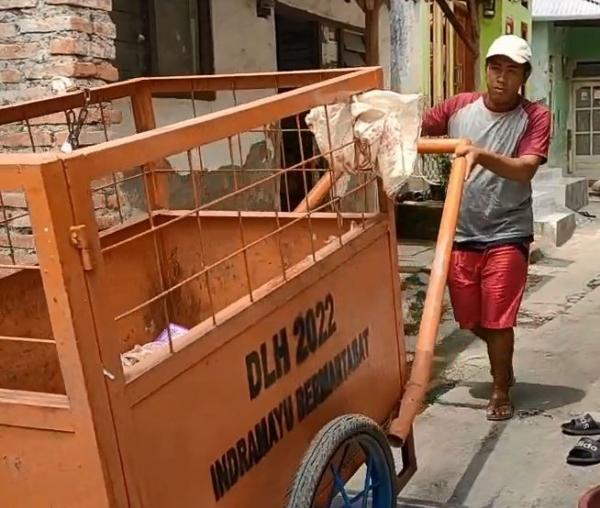 Eks waria asal Indramayu, Pebri Kusdiyanto kini menjadi pengangkut sampah usai bertobat. (Foto: iNews)