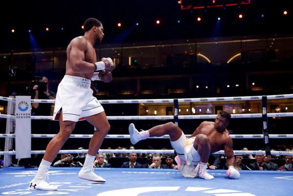 Petinju Inggris Anthony Joshua menang KO (knock out) lawan Francis Ngannou di duel kelas berat. Sadisnya, Joshua menang di ronde kedua. (foto: USA SPORT TODAY)