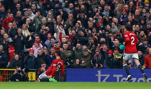Gelandang Manchester United Bruno Fernandes (8) Gelandang Manchester United Bruno Fernandes (8) merayakan golnya ke gawang Everton pada Liga Inggris 2023-2024 di Old Trafford, Sabtu (9/3/2024) malam WIB. (Foto: REUTERS)
