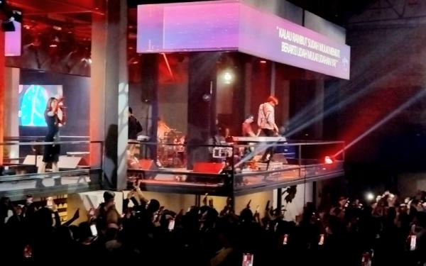 Vierratale di Sound of Love Bajawa Bogor Penonton pun larut dalam irama musik yang dibawakan band Vierratale yang bergenre pop rock. Penampilan Widy yang begitu enerjik menular hingga ke seluruh penonton. (Foto: iNews Media Group/Jack Newa)