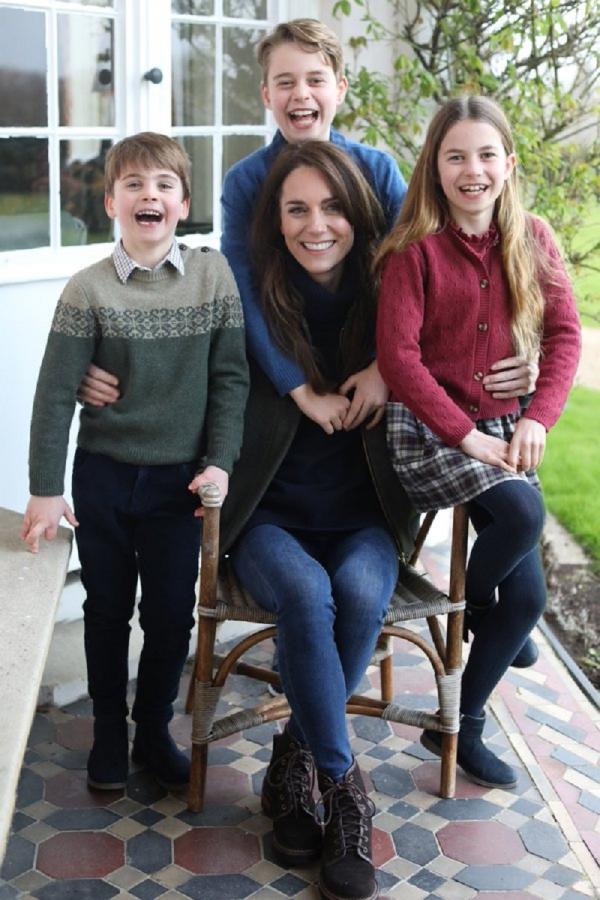 Foto Kate Middleton bersama tiga anaknya yang diduga diedit. (Foto: Instagram Prince and Princess of Wales)