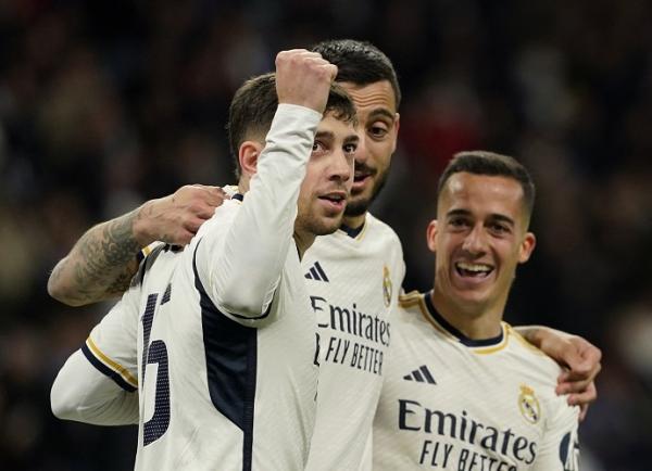 Para pemain Real Madrid merayakan salah satu golnya saat membantai Celta Vigo 4-0 pada pekan ke-28 Liga Spanyol 2023-2024 di Santiago Bernabeu, Senin (11/3/2024) dini hari WIB. (Foto: REUTERS)