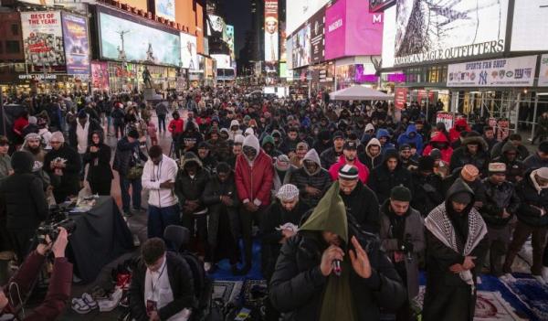 Penampakan Salat Tarawih di Times Square New York, Ribuan Umat Islam Doakan Gaza