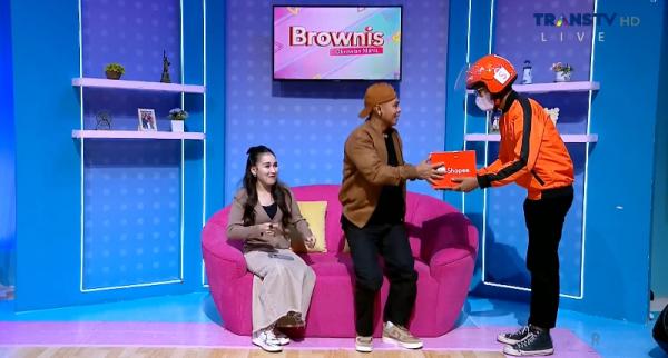 Ayu Ting Ting dan Wendi Cagur ketiga mencoba program terbaru Garansi Tepat Waktu yang hadir di Shopee. (Foto: Ist)