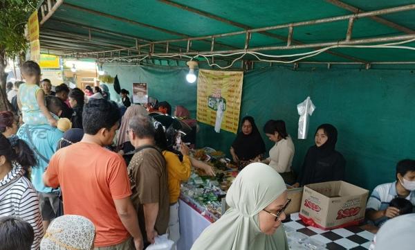 Warga berburu ta'jil di Bangbarung Raya, Bogor (Foto: Putra Ramadhani Astyawan)