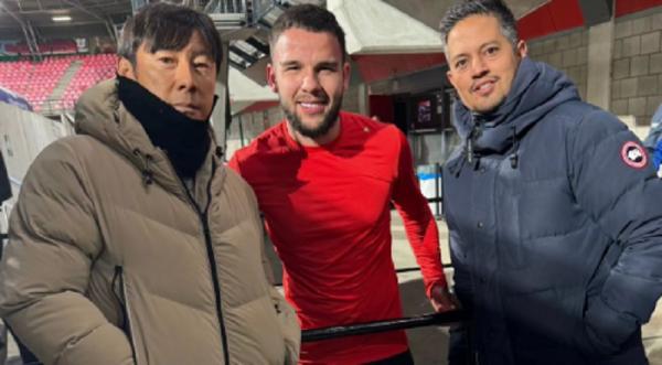 Pelatih Timnas Indonesia Shin Tae-yong foto bareng Calvin Verdonk. Ini menjadi alarm bahaya buat Pratama Arhan. (Foto: Instagram/shintaeyong7777)