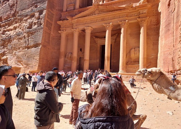 Salah satu struktur paling ikonik di Petra adalah Al-Khazneh atau "The Treasury", yang merupakan makam raksasa yang dipahat di tebing. Foto iNews.id/SM Said