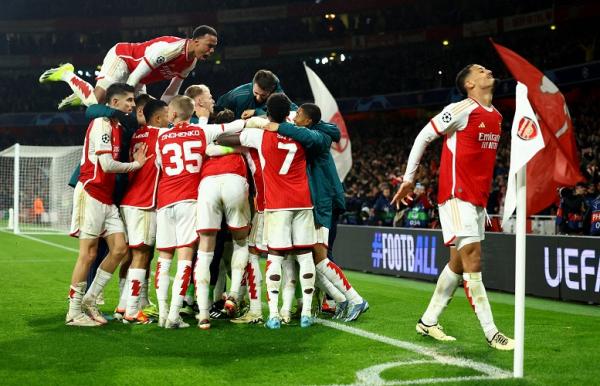 Arsenal vs Porto Para pemain Arsenal merayakan kemenangan adu penalti kontra FC Porto pada leg kedua 16 besar Liga Champions 2023-2024 di Emirates Stadium, Rabu (13/3/2024) pagi WIB. (Foto: REUTERS)