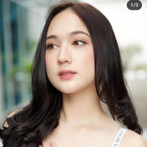 Artis cantik berpenampilan dewasa