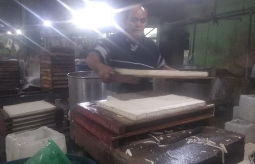 Osid Rosid (65) perajin tahu asal Ciamis yang sukses membuka usaha di Cipayung. (Foto: iNews.id/Kastolani)